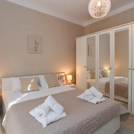 Lera With Private Parking, 150m From Sea Apartment *
