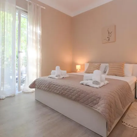 Apartment Lera With Private Parking, 150m From Sea